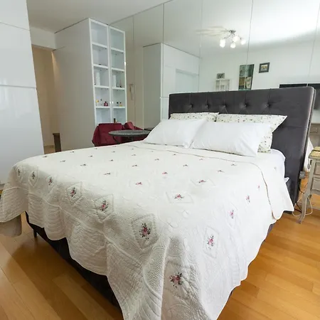 Teny Apartment With Balcony And Private Parking *