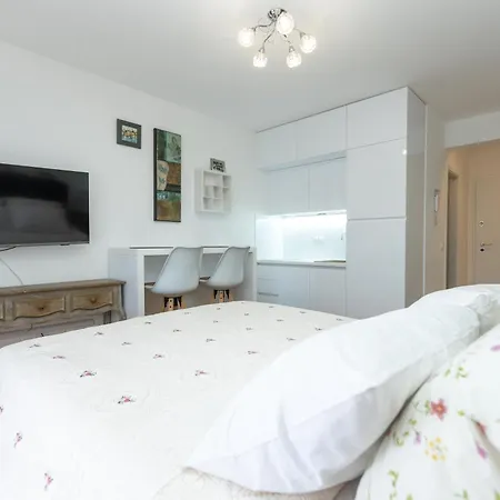 شقة Teny With Balcony And Private Parking *