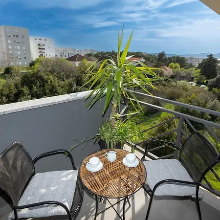 Teny With Balcony And Private Parking Zadar