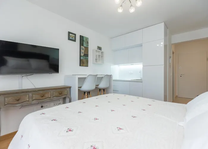 Teny With Balcony And Private Parking زادار