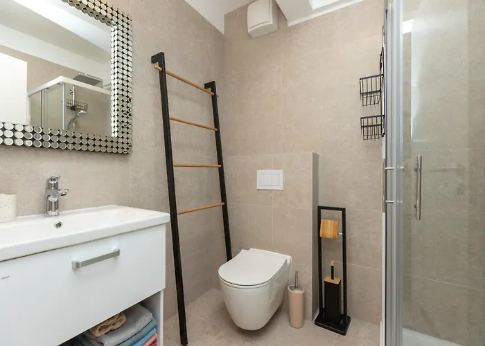 Teny With Balcony And Private Parking شقة *