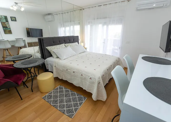 Teny With Balcony And Private Parking شقة