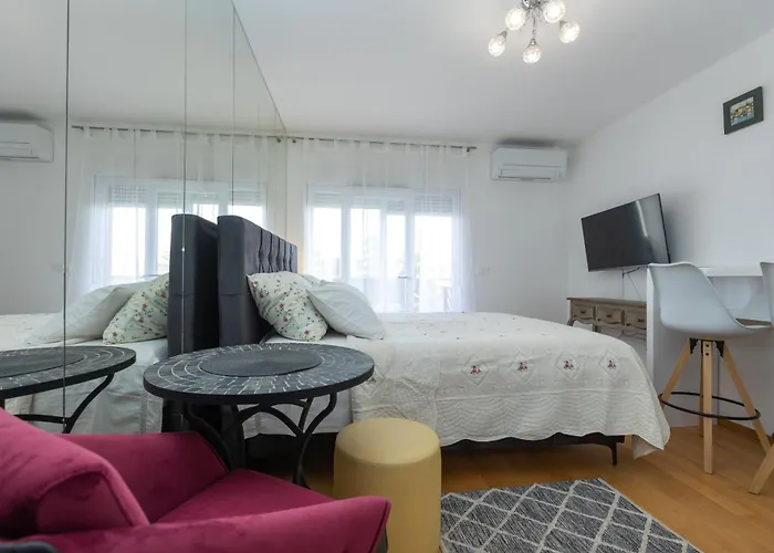 Teny With Balcony And Private Parking * زادار